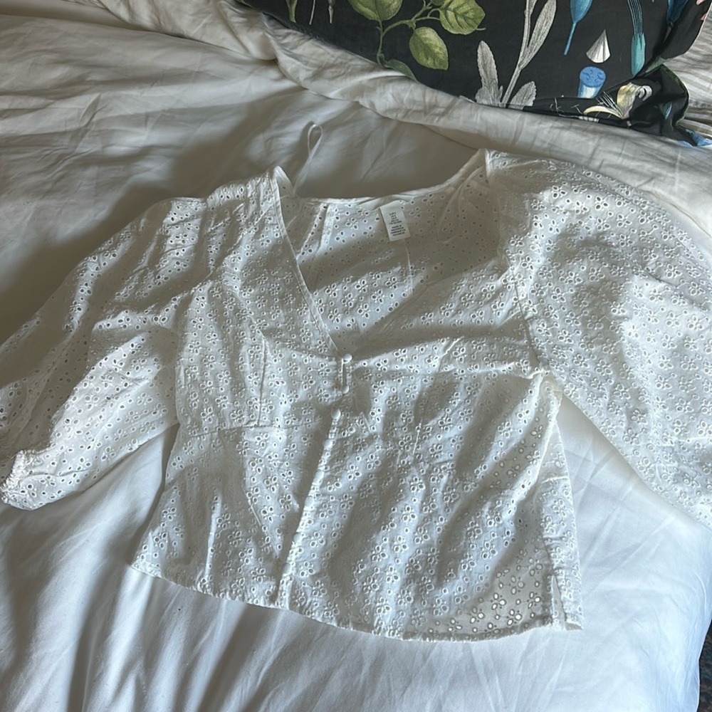 H&M puff sleeve eyelet top size small never worn